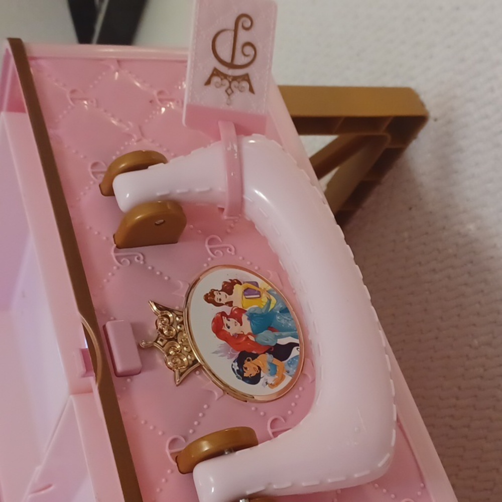 Disney Princess Travel Make up Case / Vanity - Picture 5 of 13